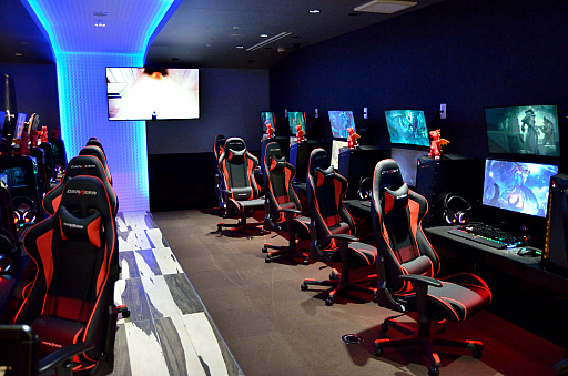 画像ギャラリー No.012のサムネイル画像 / 最新のMSI製ゲーマー向けPCが体験できるeスポーツエリアが,カスタマカフェ歌舞伎町店に登場