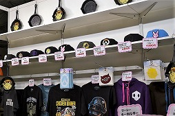画像ギャラリー No.035のサムネイル画像 / ［TGS 2018］Tシャツにぬいぐるみ，ゲーマー向けデスクにフライパン……。東京ゲームショウ2018の物販ブースを紹介
