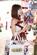 画像ギャラリー No.039のサムネイル画像 / TGS 2018会場を彩ったコンパニオン・コスプレイヤーの写真集をお届け。もちろんZIPファイル付き