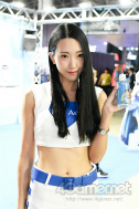 画像ギャラリー No.048のサムネイル画像 / TGS 2018会場を彩ったコンパニオン・コスプレイヤーの写真集をお届け。もちろんZIPファイル付き