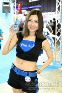 画像ギャラリー No.050のサムネイル画像 / TGS 2018会場を彩ったコンパニオン・コスプレイヤーの写真集をお届け。もちろんZIPファイル付き