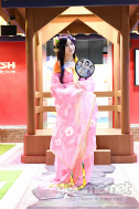 画像ギャラリー No.057のサムネイル画像 / TGS 2018会場を彩ったコンパニオン・コスプレイヤーの写真集をお届け。もちろんZIPファイル付き