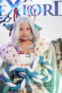 画像ギャラリー No.399のサムネイル画像 / TGS 2018会場を彩ったコンパニオン・コスプレイヤーの写真集をお届け。もちろんZIPファイル付き