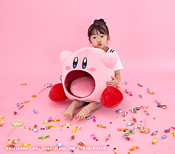 画像ギャラリー No.002のサムネイル画像 / 「星のカービィ」のカービィにすいこまれる……を再現可能なぬいぐるみ「すいこみっ！カービィ」が登場。予約受付が本日スタート