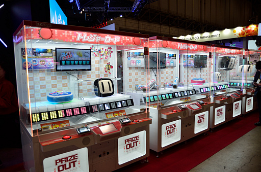 画像ギャラリー No.001のサムネイル画像 / ［JAEPO2019］コナミがプライズ機器「トレジャーロード」を発表。ベルトコンベア上の景品をルーレット形式で狙う新感覚マシン