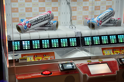 画像ギャラリー No.004のサムネイル画像 / ［JAEPO2019］コナミがプライズ機器「トレジャーロード」を発表。ベルトコンベア上の景品をルーレット形式で狙う新感覚マシン