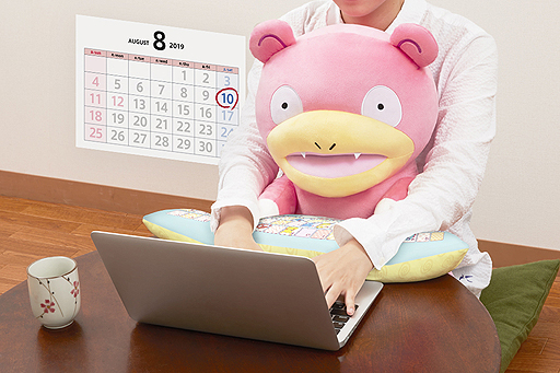 画像ギャラリー No.002のサムネイル画像 / 人気ポケモン「ヤドン」をだっこしてPC作業。ヤドンモチーフなぬいぐるみ型PCクッションの予約受付が8月10日11時にスタート
