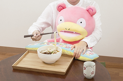 画像ギャラリー No.006のサムネイル画像 / 人気ポケモン「ヤドン」をだっこしてPC作業。ヤドンモチーフなぬいぐるみ型PCクッションの予約受付が8月10日11時にスタート