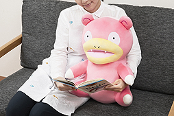 画像ギャラリー No.009のサムネイル画像 / 人気ポケモン「ヤドン」をだっこしてPC作業。ヤドンモチーフなぬいぐるみ型PCクッションの予約受付が8月10日11時にスタート