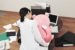 画像ギャラリー No.010のサムネイル画像 / 人気ポケモン「ヤドン」をだっこしてPC作業。ヤドンモチーフなぬいぐるみ型PCクッションの予約受付が8月10日11時にスタート