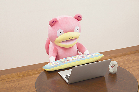 画像ギャラリー No.012のサムネイル画像 / 人気ポケモン「ヤドン」をだっこしてPC作業。ヤドンモチーフなぬいぐるみ型PCクッションの予約受付が8月10日11時にスタート