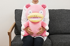 画像ギャラリー No.014のサムネイル画像 / 人気ポケモン「ヤドン」をだっこしてPC作業。ヤドンモチーフなぬいぐるみ型PCクッションの予約受付が8月10日11時にスタート