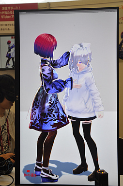 画像ギャラリー No.005のサムネイル画像 / ［CEDEC 2019］「ギフトが当たると勝手に動くVTuberアバター」セッションレポート。2人のVTuberが握手し・肩をつかみ・抱き寄せる。物理エンジンを利用した演技サポートシステムを体験