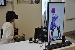 画像ギャラリー No.008のサムネイル画像 / ［CEDEC 2019］「ギフトが当たると勝手に動くVTuberアバター」セッションレポート。2人のVTuberが握手し・肩をつかみ・抱き寄せる。物理エンジンを利用した演技サポートシステムを体験