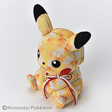 画像ギャラリー No.006のサムネイル画像 / 熟練の職人達が「ピカチュウ」を伝統工芸品・江戸木目込み人形で表現。お正月飾り用の付属品がついて税込1万3200円で数量限定販売中