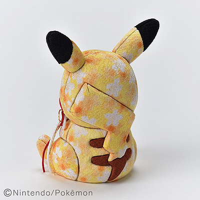 画像ギャラリー No.009のサムネイル画像 / 熟練の職人達が「ピカチュウ」を伝統工芸品・江戸木目込み人形で表現。お正月飾り用の付属品がついて税込1万3200円で数量限定販売中