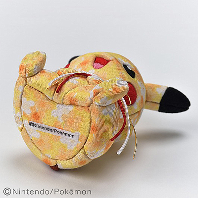 画像ギャラリー No.010のサムネイル画像 / 熟練の職人達が「ピカチュウ」を伝統工芸品・江戸木目込み人形で表現。お正月飾り用の付属品がついて税込1万3200円で数量限定販売中
