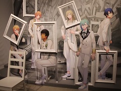 アイドルたちの“IF”を描く「うたの☆プリンスさまっ♪」の企画展「Another World 〜WHITE＆BLACK〜」が開催中。前期「WHITE SIDE」の模様をレポート