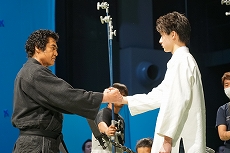 画像ギャラリー No.033のサムネイル画像 / 藤岡 弘、さんと藤岡真威人さんが初の親子共演。「セガ設立60周年プロジェクト」の「せが四郎」動画シリーズ第3話「決意篇」が公開