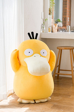 画像ギャラリー No.002のサムネイル画像 / ポケモン「コダック」等身大ぬいぐるみの受注がポケモンセンターオンラインで本日スタート。全長約80cm・重量約4kgというボリューム