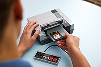 画像ギャラリー No.012のサムネイル画像 / 「LEGO NES」がレゴと任天堂の新たなコラボ製品として8月1日発売へ。1980年代スタイルのテレビセットと共にスーパーマリオの世界を再現