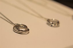画像ギャラリー No.023のサムネイル画像 / 「ツイステ」や「カービィ」などのキャラクタージュエリーがいっぱい。ジュエリー専門店U-TREASUREがオトメイトビルに移転