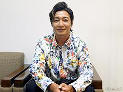 「うたってにこりん☆」インタビュー。レジェンドおにいさん役・つるの剛士さんが語る“うたのおにいさん”の魅力は？