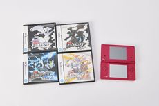 画像ギャラリー No.028のサムネイル画像 / 「ポケットモンスター」シリーズの25周年記念ムービーが公開に。ゲームやアニメ，グッズなど，100を超える作品をとおして“ポケモンの25年”を紹介