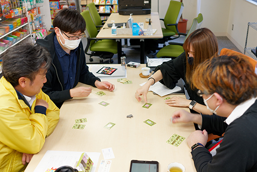 画像ギャラリー No.016のサムネイル画像 / DAISOの100円ボードゲーム誕生秘話に迫る! 企画責任者&ゲームデザイナーインタビュー