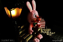 画像ギャラリー No.005のサムネイル画像 / 「SILENT HILL」シリーズに登場する“ウサギのロビー”などをモチーフにした最新グッズが登場