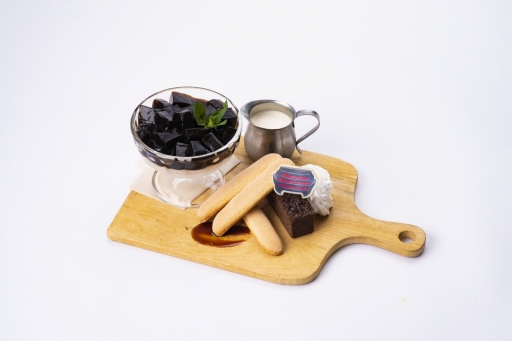 画像ギャラリー No.011のサムネイル画像 / カプコンカフェで「逆転裁判」コラボが5月21日にスタート。キャラクターをイメージしたメニューや,浴衣姿の成歩堂たちが描かれたグッズを紹介