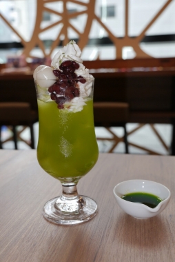 画像ギャラリー No.017のサムネイル画像 / カプコンカフェで「逆転裁判」コラボが5月21日にスタート。キャラクターをイメージしたメニューや,浴衣姿の成歩堂たちが描かれたグッズを紹介