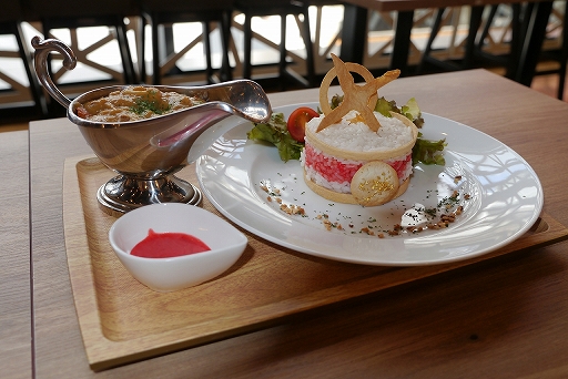 画像ギャラリー No.015のサムネイル画像 / カプコンカフェ×「逆転裁判」シリーズではキャラたちがきらびやかな盛装で登場！ 一部グッズの先行公開＆試食レポートをお届け