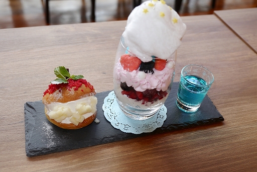 画像ギャラリー No.018のサムネイル画像 / カプコンカフェ×「逆転裁判」シリーズではキャラたちがきらびやかな盛装で登場！ 一部グッズの先行公開＆試食レポートをお届け