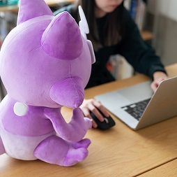 画像ギャラリー No.005のサムネイル画像 / 「ポケットモンスター」の“エレズン”をモチーフにしたぬいぐるみ型クッションとアームレストのセットが登場