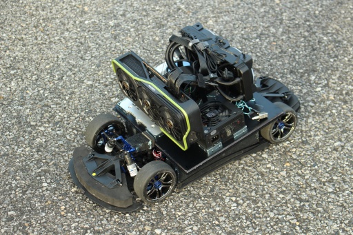 画像ギャラリー No.002のサムネイル画像 / サーキットを“最速で走るPC”の実現に挑んだプロフェッショナルの記録。「セガ世界最速！？パソコンプレゼントキャンペーン」撮影現場レポート