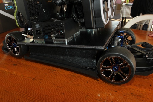 画像ギャラリー No.005のサムネイル画像 / サーキットを“最速で走るPC”の実現に挑んだプロフェッショナルの記録。「セガ世界最速！？パソコンプレゼントキャンペーン」撮影現場レポート