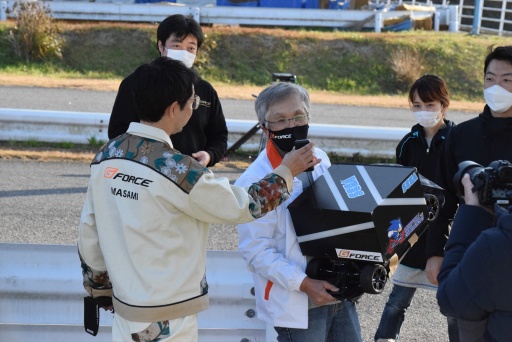 画像ギャラリー No.015のサムネイル画像 / サーキットを“最速で走るPC”の実現に挑んだプロフェッショナルの記録。「セガ世界最速！？パソコンプレゼントキャンペーン」撮影現場レポート