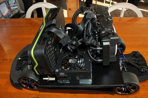 画像ギャラリー No.019のサムネイル画像 / サーキットを“最速で走るPC”の実現に挑んだプロフェッショナルの記録。「セガ世界最速！？パソコンプレゼントキャンペーン」撮影現場レポート