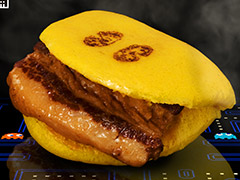 「パックマン」と長崎角煮まんじゅう（岩崎本舗）とのコラボで“角煮パックマン”が誕生。ランチクロス付きで本日より数量限定販売