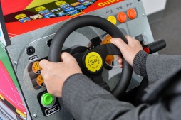画像ギャラリー No.001のサムネイル画像 / 「ARCADE1UP OutRun」発売記念，鈴木 裕氏インタビュー。名作「アウトラン」の開発当時や今後の予定，そして作ってみたいゲームを聞いた
