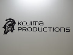 ［TGS2022］コジマプロダクションの物販コーナーに謎のビジュアルが。人のシルエットに“WHO AM I ?”の文字