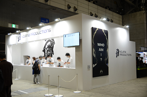 画像ギャラリー No.002のサムネイル画像 / ［TGS2022］コジマプロダクションの物販コーナーに謎のビジュアルが。人のシルエットに“WHO AM I ?”の文字