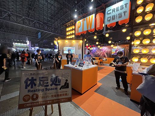 画像ギャラリー No.002のサムネイル画像 / ［TGS2022］まるで縁日のよう。デバッグやコンテンツ開発，書籍の制作を行う「PTWグループ」が“休足処”を開いていたので，出展の経緯やブースのテーマについて聞いてみた