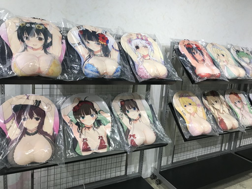 画像ギャラリー No.009のサムネイル画像 / 「閃乱カグラ」シリーズ10周年を記念した“閃乱カグラTEN”が本日スタート。人よりも大きい巨大なマウスパッドも
