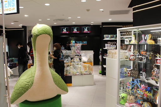 画像ギャラリー No.001のサムネイル画像 / 「INFOLENS GEEK SHOP」が池袋パルコに本日オープン。「Apex Legends」など人気タイトルの公式グッズが勢ぞろい