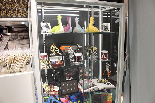 画像ギャラリー No.002のサムネイル画像 / 「INFOLENS GEEK SHOP」が池袋パルコに本日オープン。「Apex Legends」など人気タイトルの公式グッズが勢ぞろい