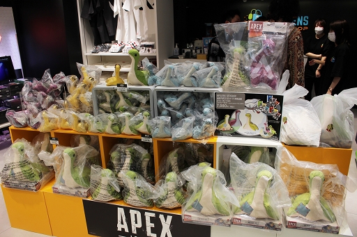 画像ギャラリー No.004のサムネイル画像 / 「INFOLENS GEEK SHOP」が池袋パルコに本日オープン。「Apex Legends」など人気タイトルの公式グッズが勢ぞろい
