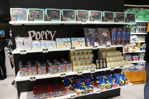 画像ギャラリー No.010のサムネイル画像 / 「INFOLENS GEEK SHOP」が池袋パルコに本日オープン。「Apex Legends」など人気タイトルの公式グッズが勢ぞろい