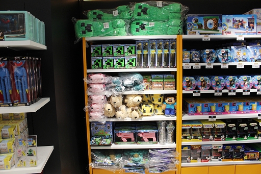 画像ギャラリー No.013のサムネイル画像 / 「INFOLENS GEEK SHOP」が池袋パルコに本日オープン。「Apex Legends」など人気タイトルの公式グッズが勢ぞろい
